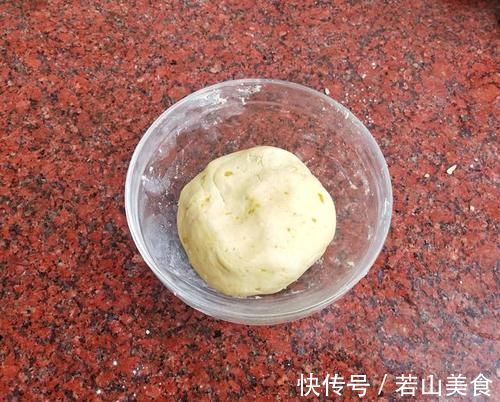 红薯别总煮着吃,加点糯米粉煎一煎,香甜又好吃