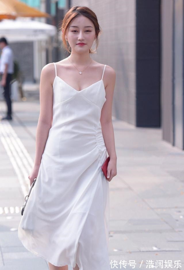 桔梗裙 白色吊带连衣裙搭配透明高跟鞋,时尚感爆棚,穿出优雅的气质!