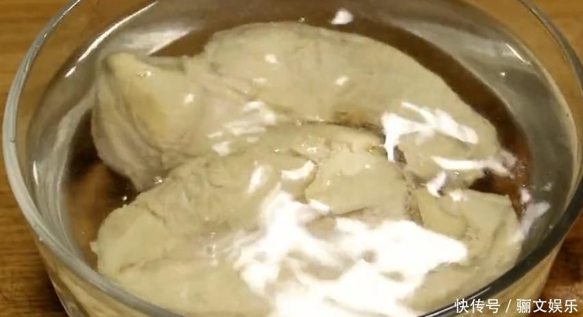 经典家常菜“干煸鸡胸”,做法简单,香辣美味,开胃又下饭