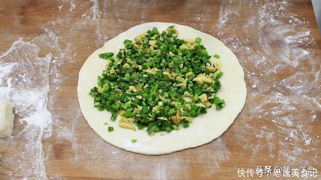 韭菜煎饼这做法就是好,香嫩可口,我隔三差五都给家人做着吃