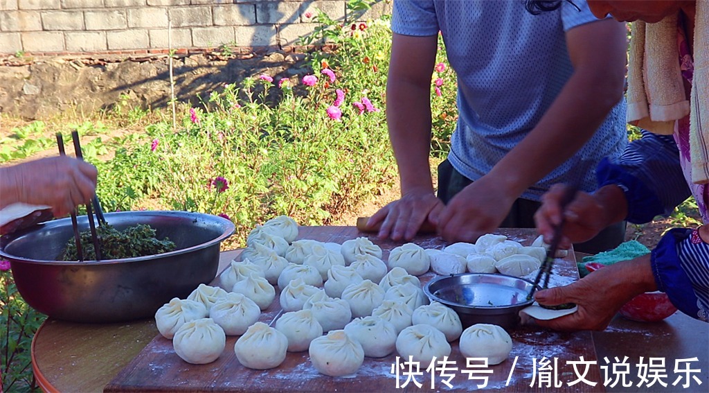 东北人最爱吃蒸野菜包子，放点猪油渣，出锅满院子飘香，吃的过瘾