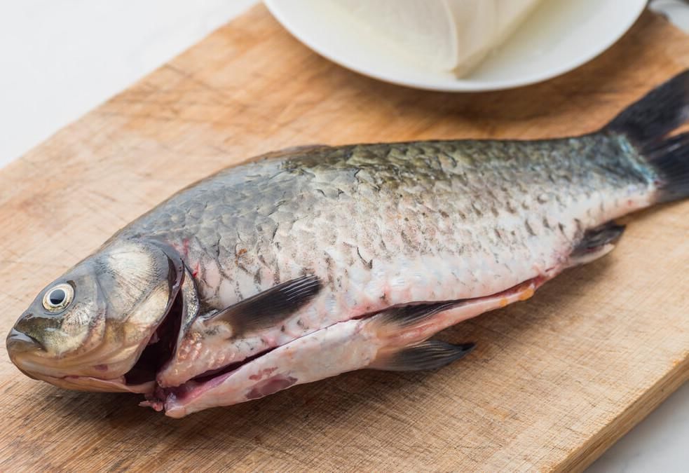 炖鱼汤,用凉水还是开水?掌握3个窍门,鱼汤奶白又鲜美,没腥味