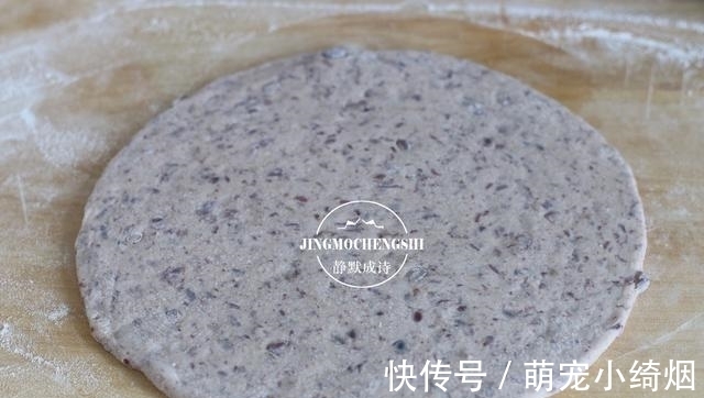 家常烙饼换个做法，松软可口，浓浓红豆香，用凉水和面也不硬
