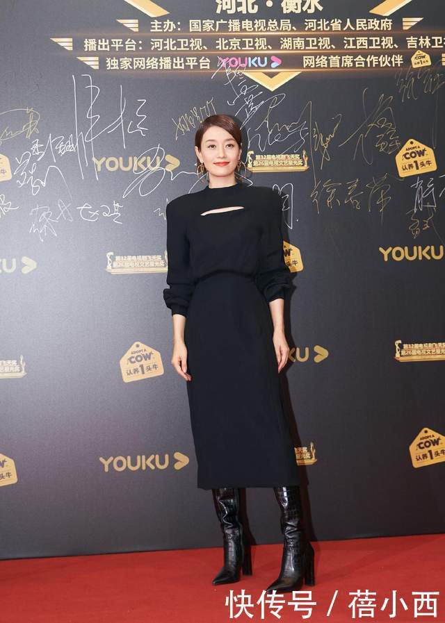 围巾|马伊琍的机场穿搭才叫时髦,一身撞色混搭超减龄,紫色围巾显气质