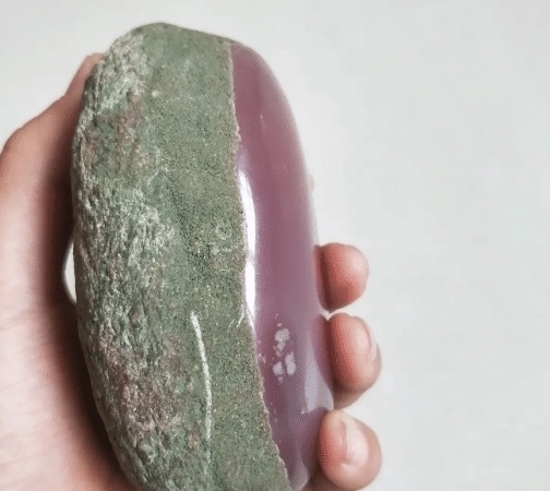 石头|“下河摸鱼捡的石头,至少几斤重”切割后感觉发财了,也不知道值多钱