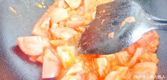 西红柿炒鸡蛋是先炒西红柿还是先炒蛋原来顺序不对,难怪不好吃