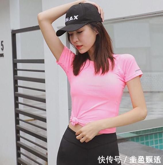 美女 运动范的打底裤美女,展现绝佳的气质,回头率特别高