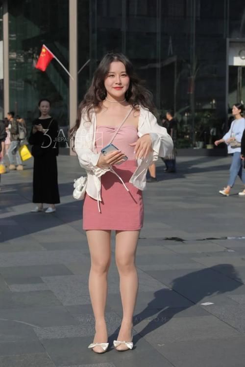 轻熟|街拍美女这身穿搭太惊艳,温婉大气尽显女人味,满满的轻熟风