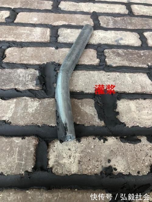 红砖|院子铺红砖不急着打水泥,先铺一层钢丝网,施工快速,2小时完工