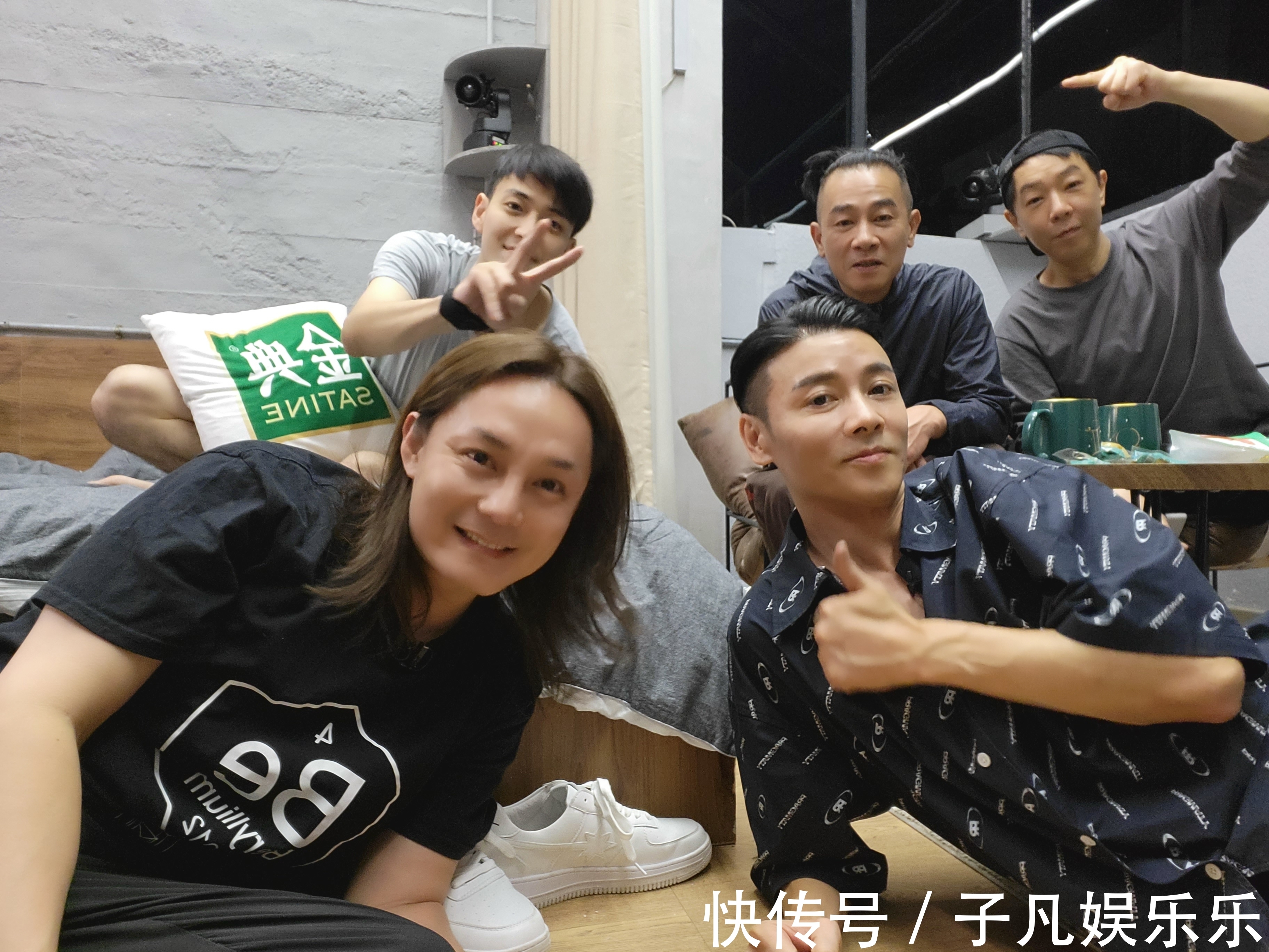 網(wǎng)友艷福不淺,《披荊斬棘的哥哥》哥哥們手機(jī)相冊(cè)私照曝光