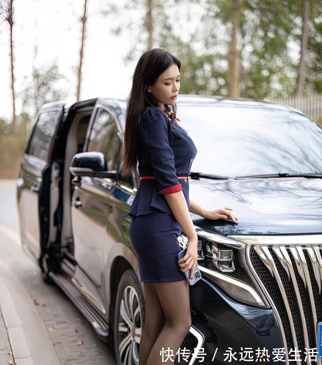 套装 深蓝色套装沉稳大气,给人更加经典优雅的感觉,彰显时尚气质!