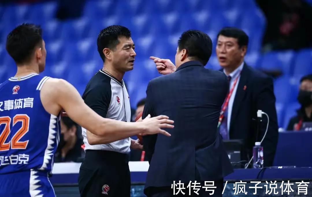 姚明|李春江马布里险些干架,姚明或重拳出击,这种行为太恶劣!