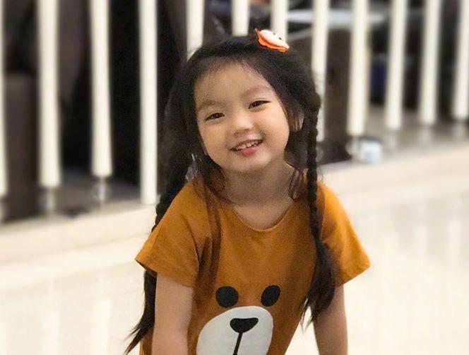 两人同是素人小明星:阿拉蕾为挣钱天天泡剧组,而她被当成小公主