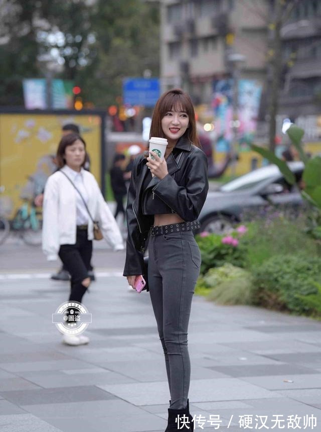 装扮 活力十足的打底裤装扮怎么穿都好看，凸显身材更妩媚，穿出显瘦！