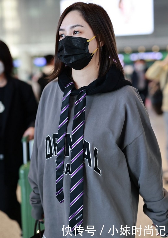 阿娇太会“玩”了!穿男友风卫衣巧用领带当抽绳,真是显瘦又洋气