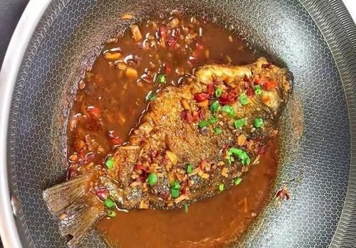 家庭版红烧鱼，学会这道菜，除夕晚上可以露一手