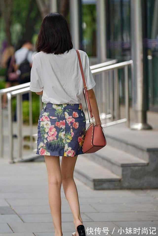 白色t恤|白色短袖T恤搭配印花小短裙,甜美又可爱,背影很迷人