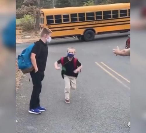 爸爸|小男孩下校车直接忽略爸爸的怀抱奔向妈妈火了,网友:终究错付了