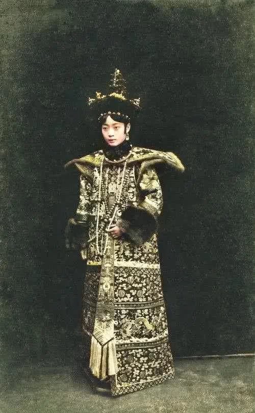 皇后|末代皇后婉容罕见照:第1张端庄大气,第4张是她唯一一次穿朝服