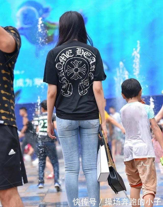 小姐姐|微胖身材这样穿才好看，黑色T恤搭配紧身牛仔，遮肉还显迷人小蛮腰