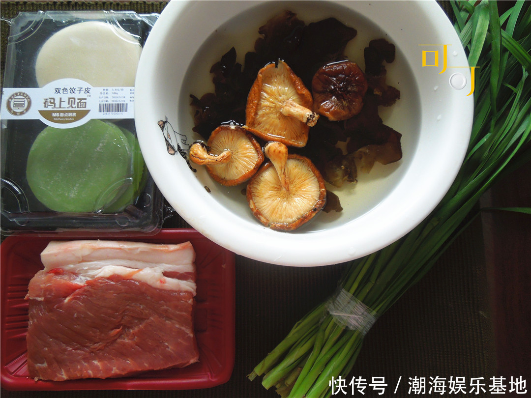 包饺子|出门前给老公准备的三鲜馅饺子,煮着吃煎着吃都可以,太方便