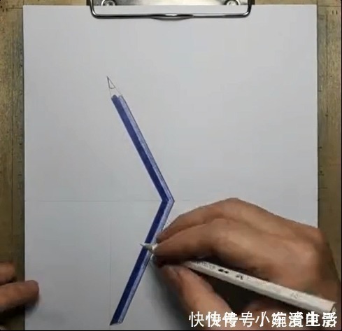 大神!美术大神画三角形铅笔,被吐槽奇葩,把画纸折叠后,傻傻分不清了