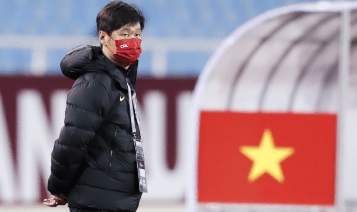 中国队|国足包机归来!洛国富等从更衣室直奔机场,李霄鹏率队隔离21天