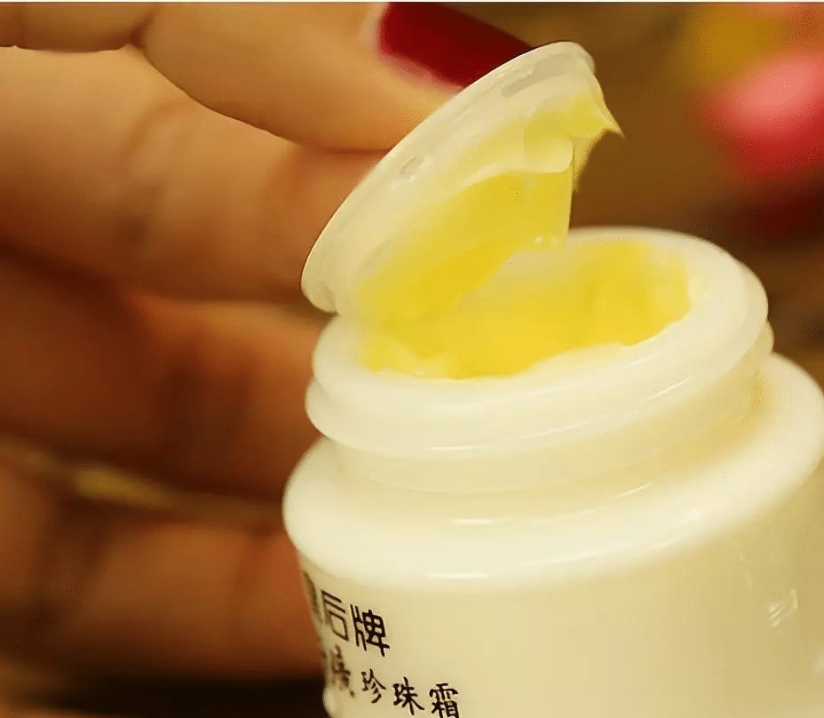 颈纹 女人逛超市看到这4种护肤品,建议多囤一点,虽然不贵,但很好用