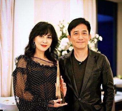 刘嘉玲为男性友人深夜庆生，这个动作太亲密，网友喊话梁朝伟