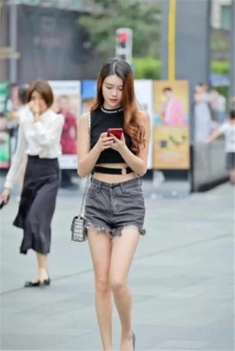 街拍|街拍:魅力十足的小姐姐,唯美的穿搭很动人,各有个的美丽
