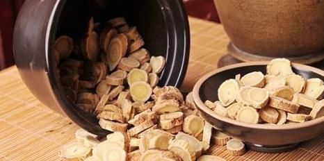 濕氣|黃芪加“一物”泡水喝,能幫助你排出濕氣,調(diào)節(jié)肝腎的健康!