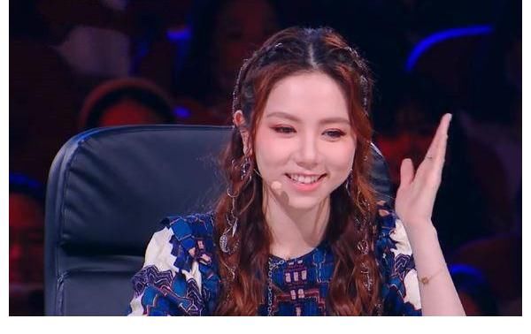 农村大叔用“破烂”表演,评委惊艳:邓紫棋落泪,谢霆锋登台点赞