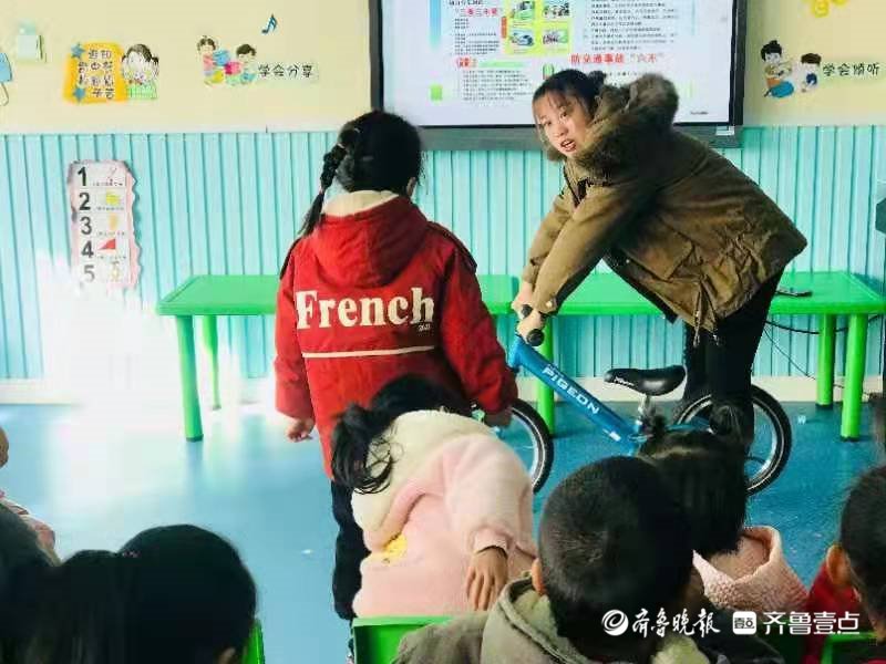 幼儿园|定陶区清华园学校幼儿园开展交通安全日系列活动