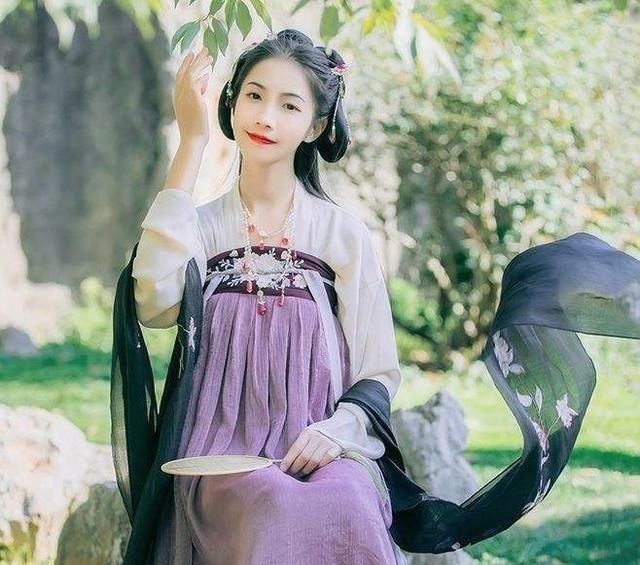 情诗!白居易40岁为初恋写的情诗,第1句人人会写,整首读完却拍案叫绝!