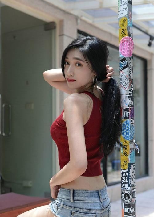 拢胸 背心拢胸收腰露脐的设计,展示出诱人的腰线,搭配牛仔短裤更美