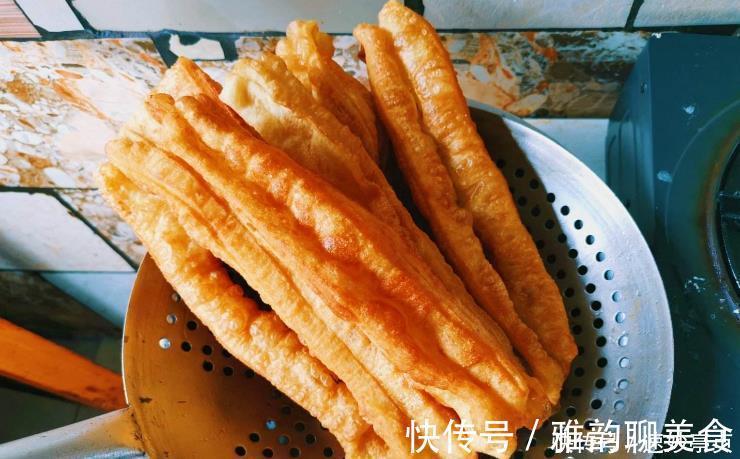 炸油条不要用泡打粉、小苏打,油条店都这样做,蓬松酥脆入口即化