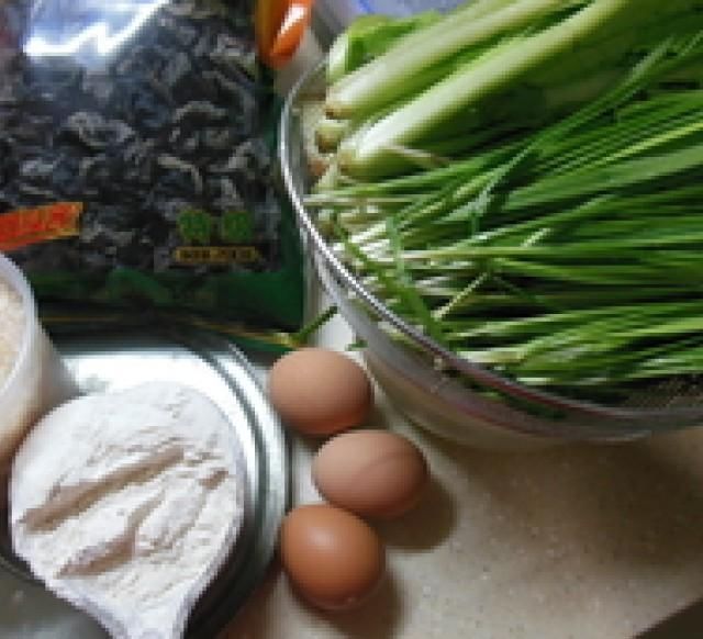 无油三鲜韭菜盒,皮薄馅大,配上一碗粥,早餐吃着超满足