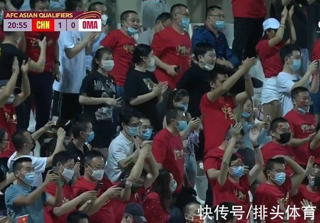 李铁|1-0!武磊张开双臂庆祝,阿兰洛国富簇拥,国足6人抱团振臂怒吼