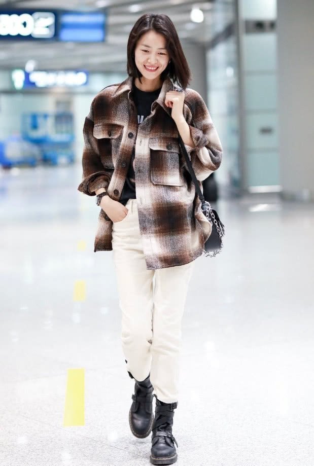 刘雯 “大表姐”刘雯最新初秋穿搭,开衫搭老爹裤,清新甜美似初恋!