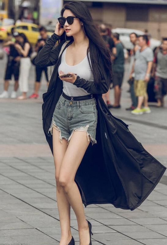 街拍：短发美女身穿蓝色碎花连衣裙，肤白貌美，很是吸睛