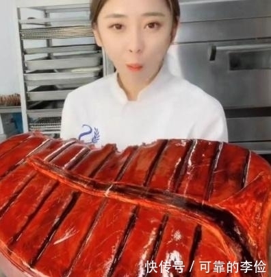 网红小姐姐吃超大“排骨”,刚咬一口就露馅,网友;高手在民间