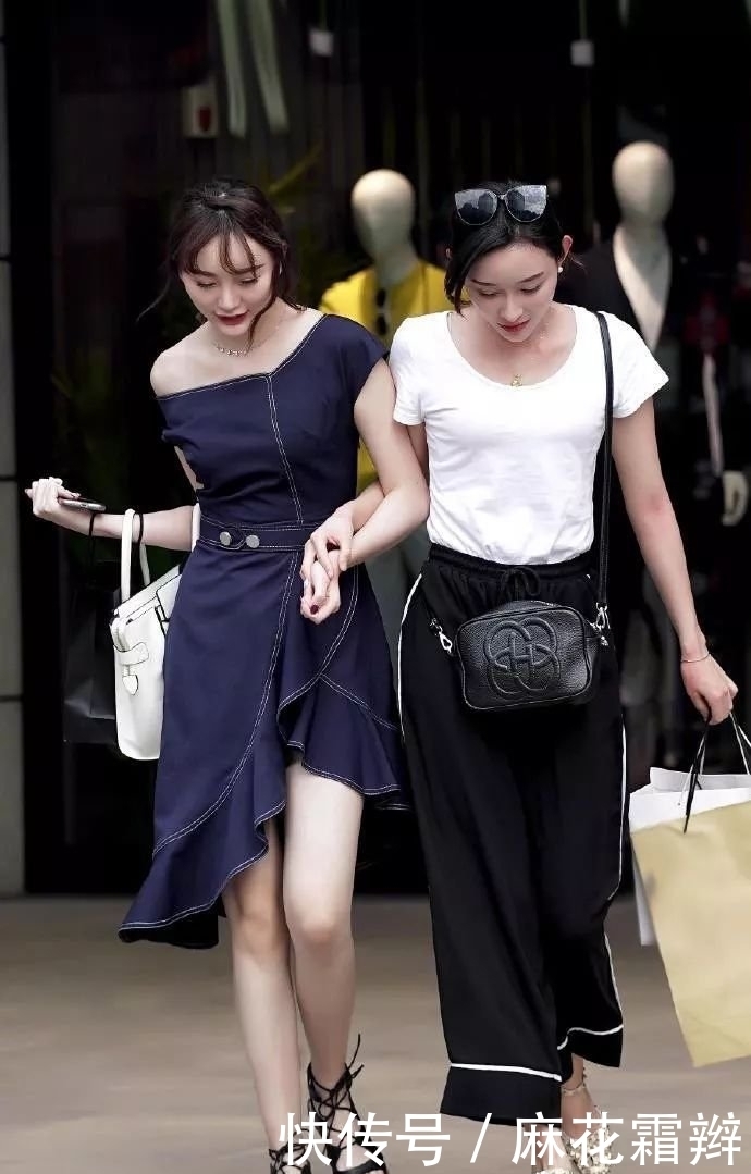 搭配|街拍:美女白色T恤搭配黑色裤,简单的黑白配立马提升了时尚感