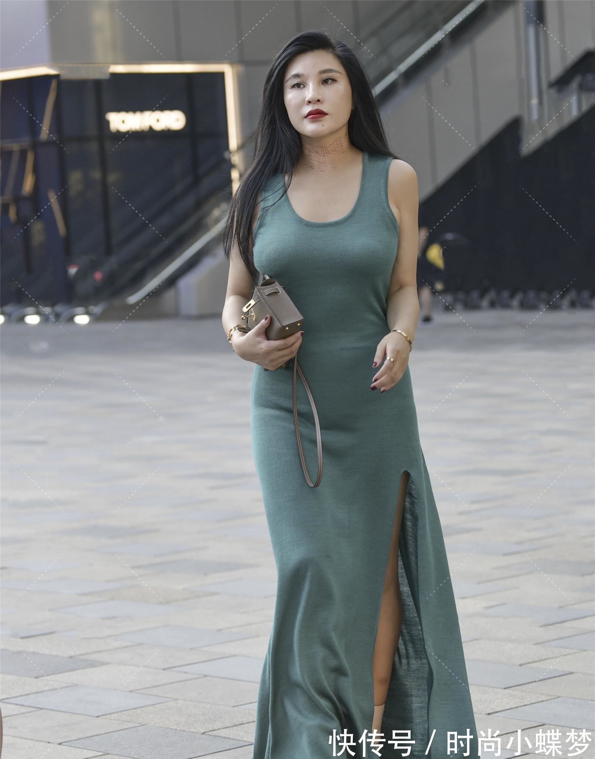 连衣裙|今夏潮流的墨绿色连衣裙，时尚女郎手把手教你如何穿搭的“时髦”
