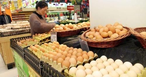 孙女在超市打碎一盒蛋，店员竟要求20倍赔偿，爷爷做法太棒了