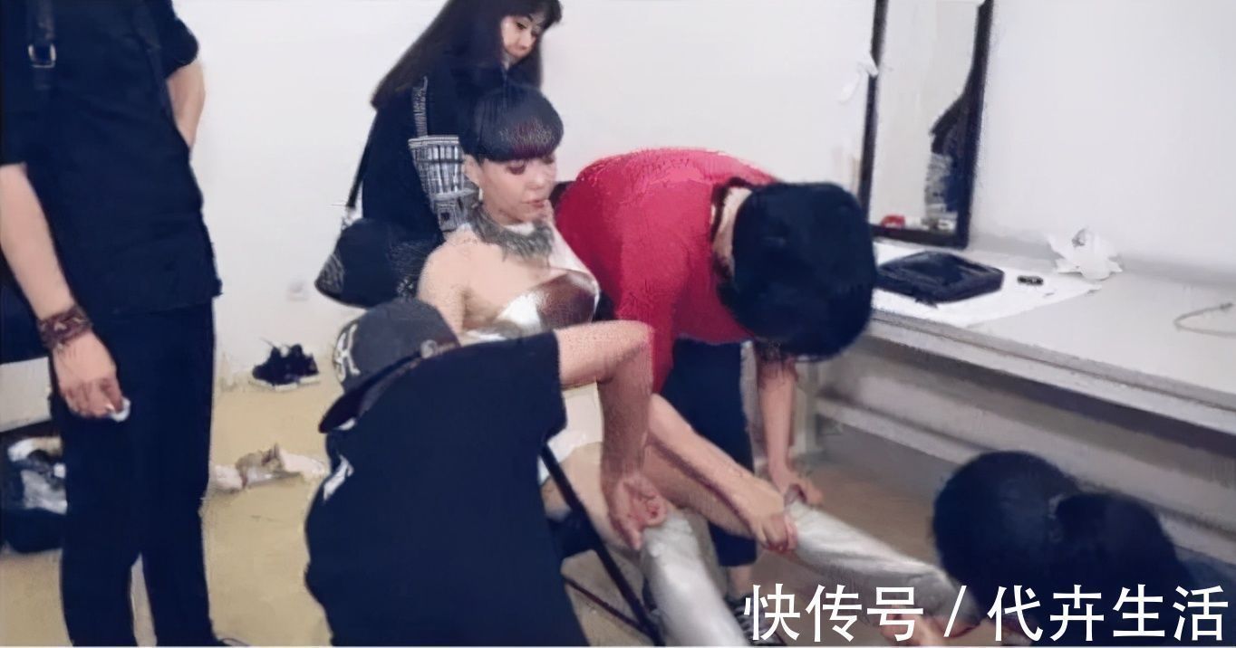 庾澄庆|她刚走红后就膨胀，穿袜子都要4个人伺候，如今沦落县城卖唱