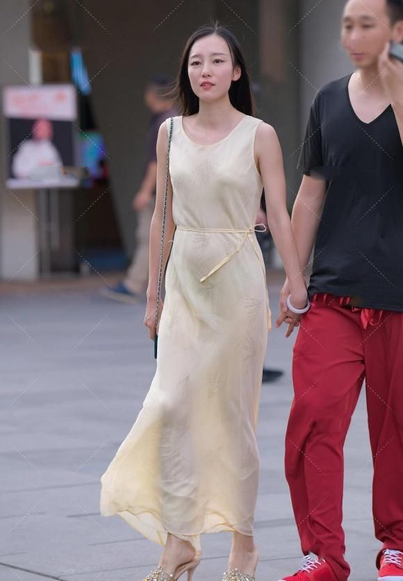 夏季穿搭背心裙，搭配细高跟鞋，清爽靓丽又显气质，优雅有韵味