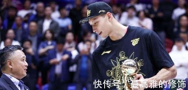 易建联|易建联带两儿子回洛杉矶家，儿子名字遵循家族规定：男孩必须叫YJL