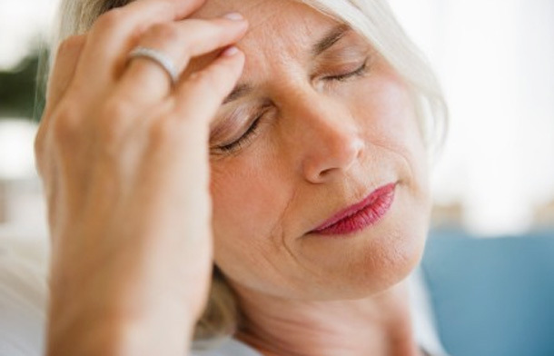 不适感|女性45岁后,睡前吃3种维生素,稳定雌激素,安度更年期更长寿