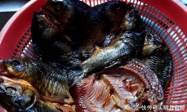 鲫鱼我只服这样做,稍微腌制风干,做好一次可以吃上半年