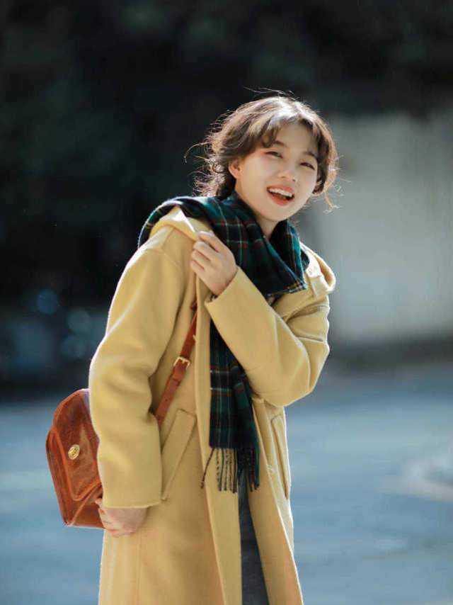 知性 秋冬大衣穿搭指南,搭配毛衣和牛仔裤,小个子女生也能穿出高级感